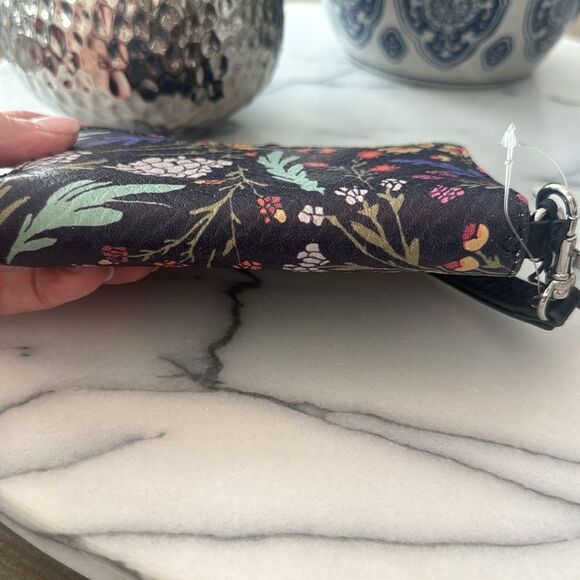 NWT Aimee Kesternberg Zip Around Wristlet in
Majestic Floral - Picture 5 of 8